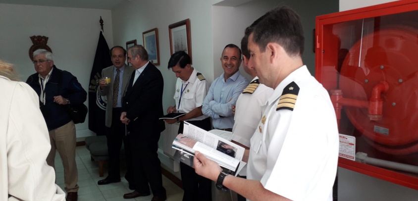 Entrega de la última edición a los autores