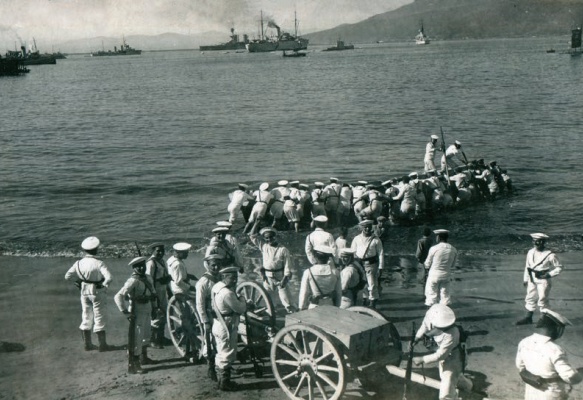 Desembarcando en Papudo y Puerta de los Leones