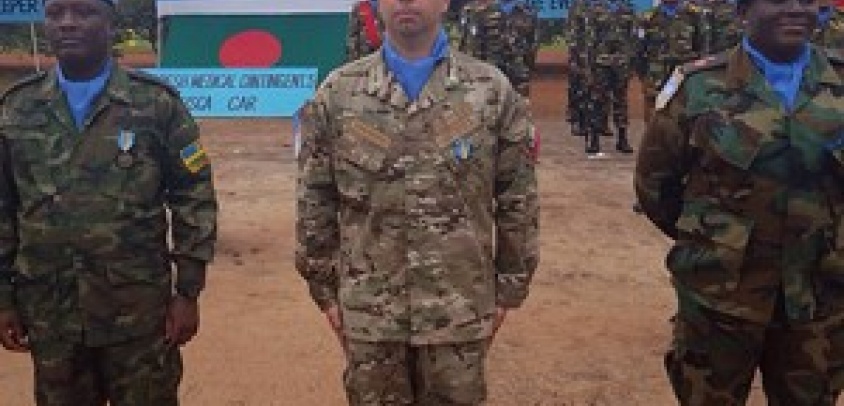 Oficial de la Armada recibe reconocimiento "Medal Parade" por misión en República Centroafricana