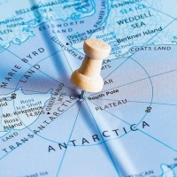 Antarctica 2050: the white chessboard moves its pieces. 