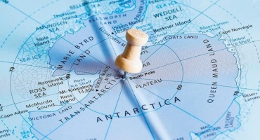 Antarctica 2050: the white chessboard moves its pieces. 