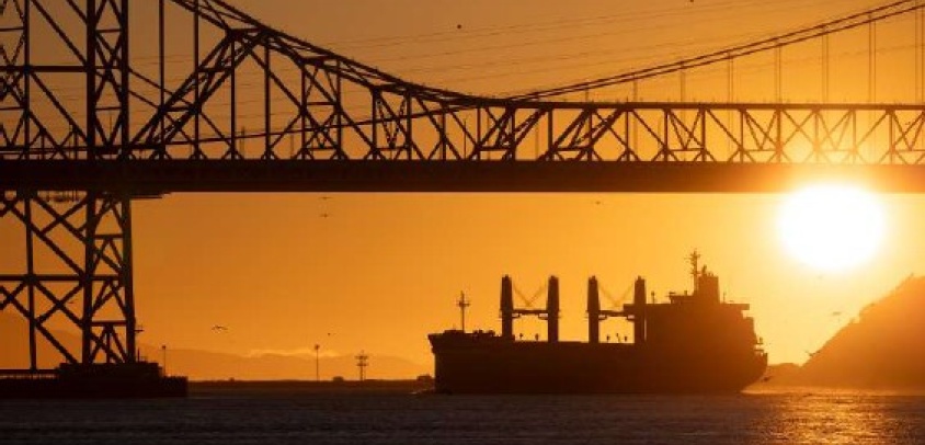 Puentes sobre vías navegables. ¿Una combinación peligrosa sin solución?