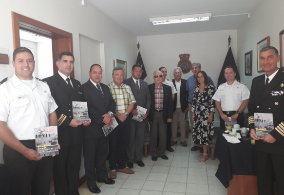 Entrega de ejemplar de última edición a los autores