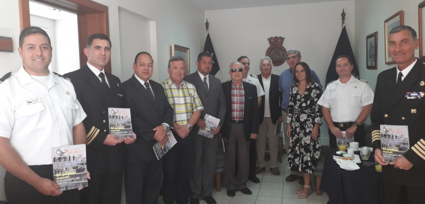 Entrega de ejemplar de última edición a los autores