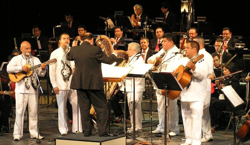 Concierto de Tlen Huicani como Solistas de la Orquesta de Música Popular de la Universidad Veracruzana, Director: Mateo Oliva. Teatro del Estado, Xalapa, Veracruz. Concierto de Tlen Huicani como Solistas de la Orquesta de Música Popular de la Universidad Veracruzana, Director: Mateo Oliva. Teatro del Estado, Xalapa, Veracruz.